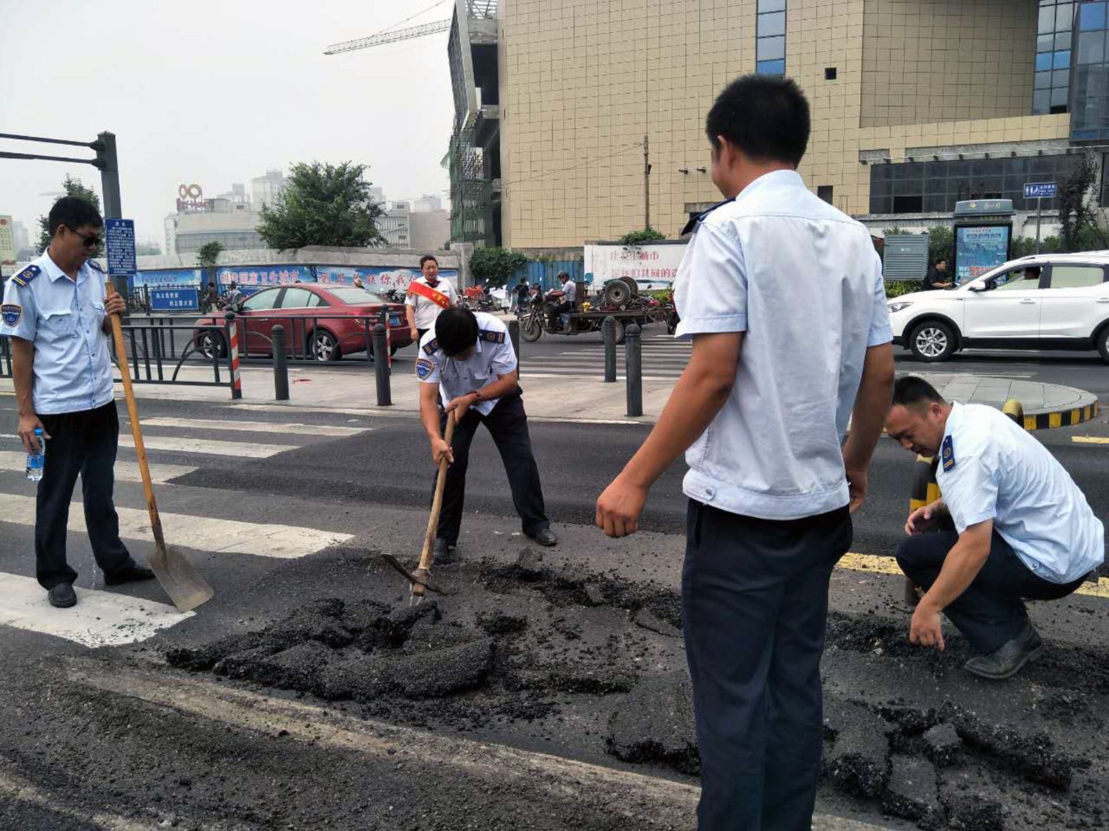 BRT专用道路面又不平 修路小队创文再行动